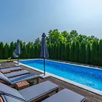 Lavanda Near Pazin, A Modern Pool In The Heart Of Istria Pulici
