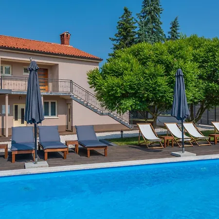 Lavanda Near Pazin, A Modern Pool In The Heart Of Istria Pulici